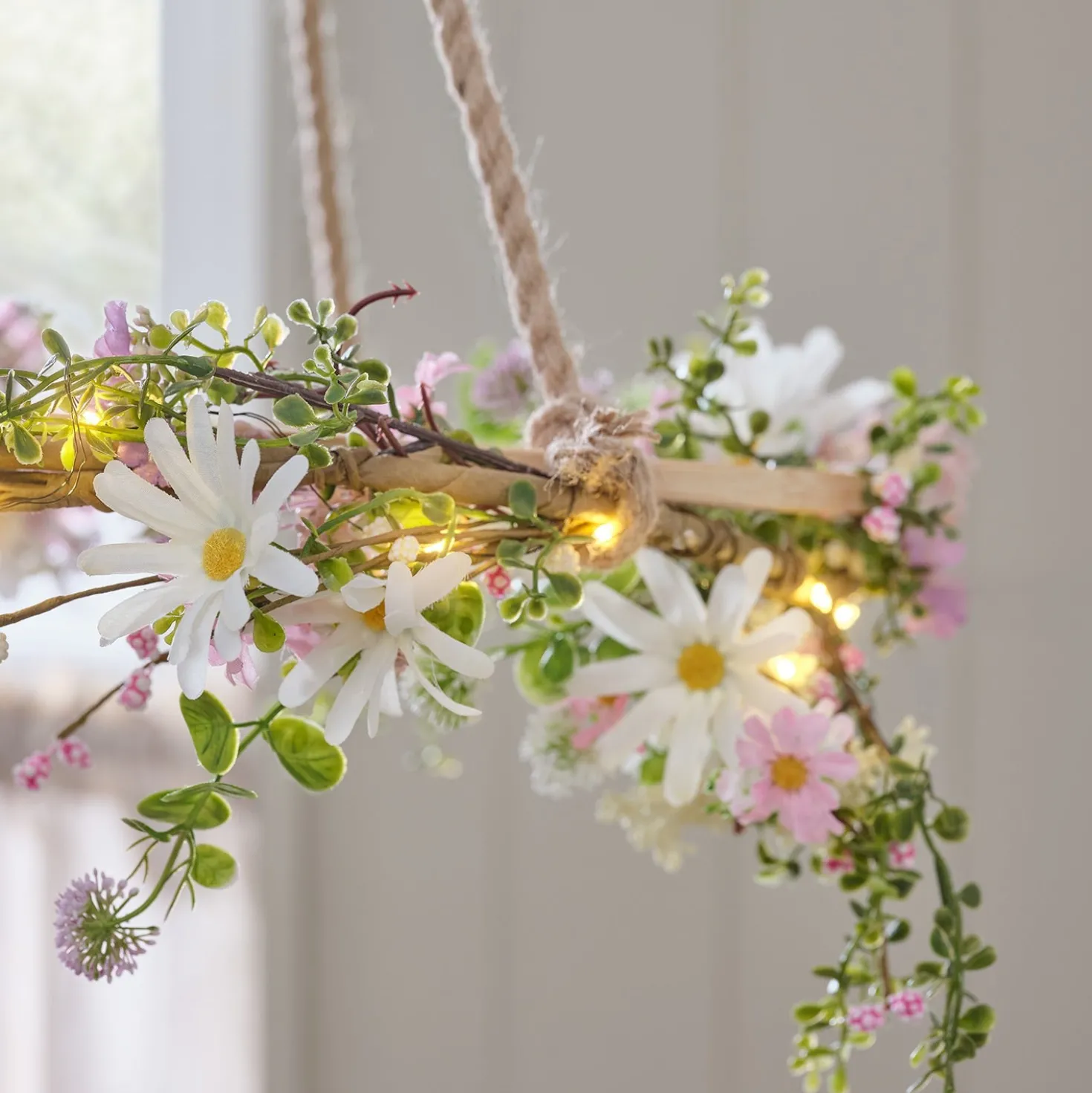 LED Blumengirlande mit pastellfarbenen Gänseblümchen
