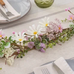 LED Blumengirlande mit pastellfarbenen Gänseblümchen
