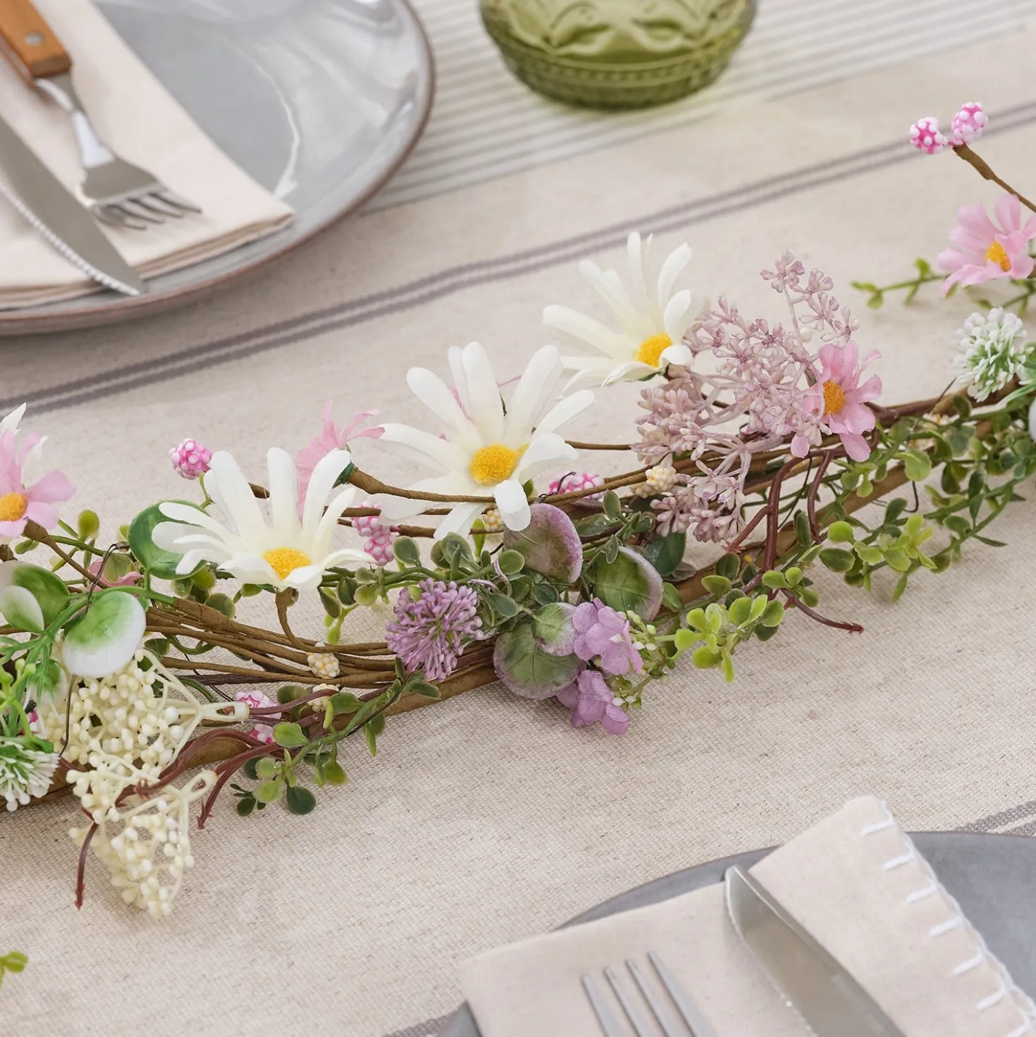 LED Blumengirlande mit pastellfarbenen Gänseblümchen