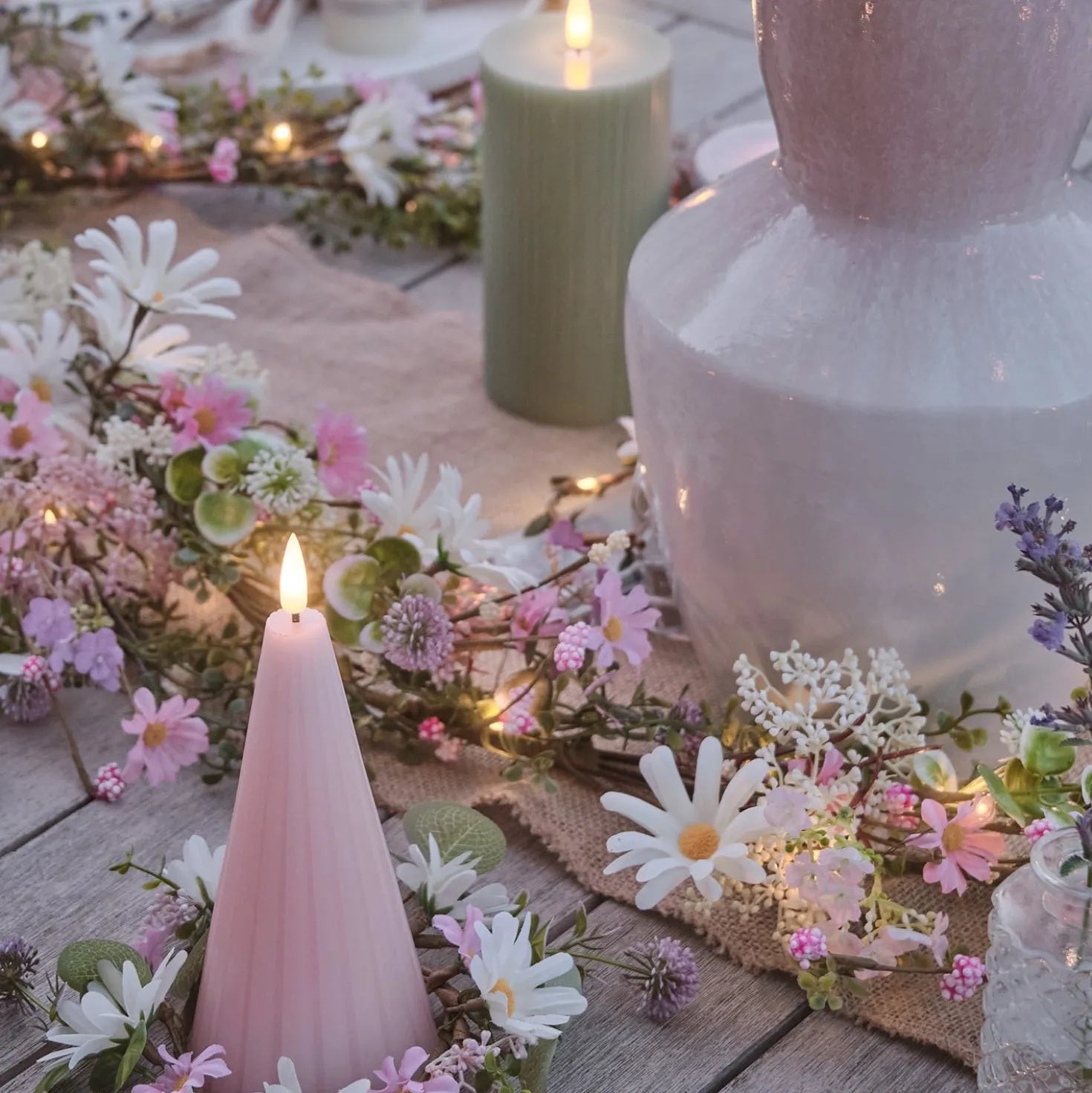 LED Blumengirlande mit pastellfarbenen Gänseblümchen