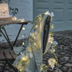 LED-Blumengirlande mit warmweißen Mikro-LEDs in Blau & Weiß