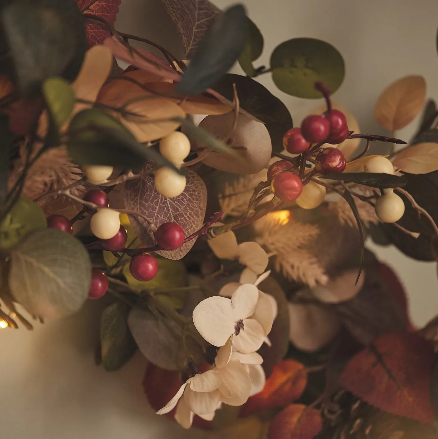 LED-Herbstkranz mit Timer, Beeren & warmweißen LEDs