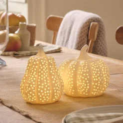 LED-Kürbis Deko aus Porzellan mit 6-Stunden-Timer in Mattweiß