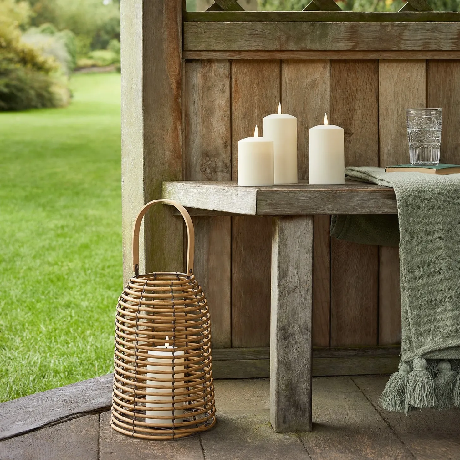 LED Rattan Laterne mit TruGlow® Outdoor Kerze