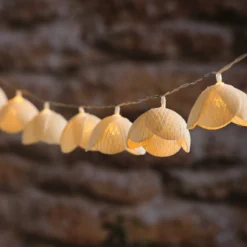 LED-Wiesenblumen-Lichterkette mit Timer in Warmweiß