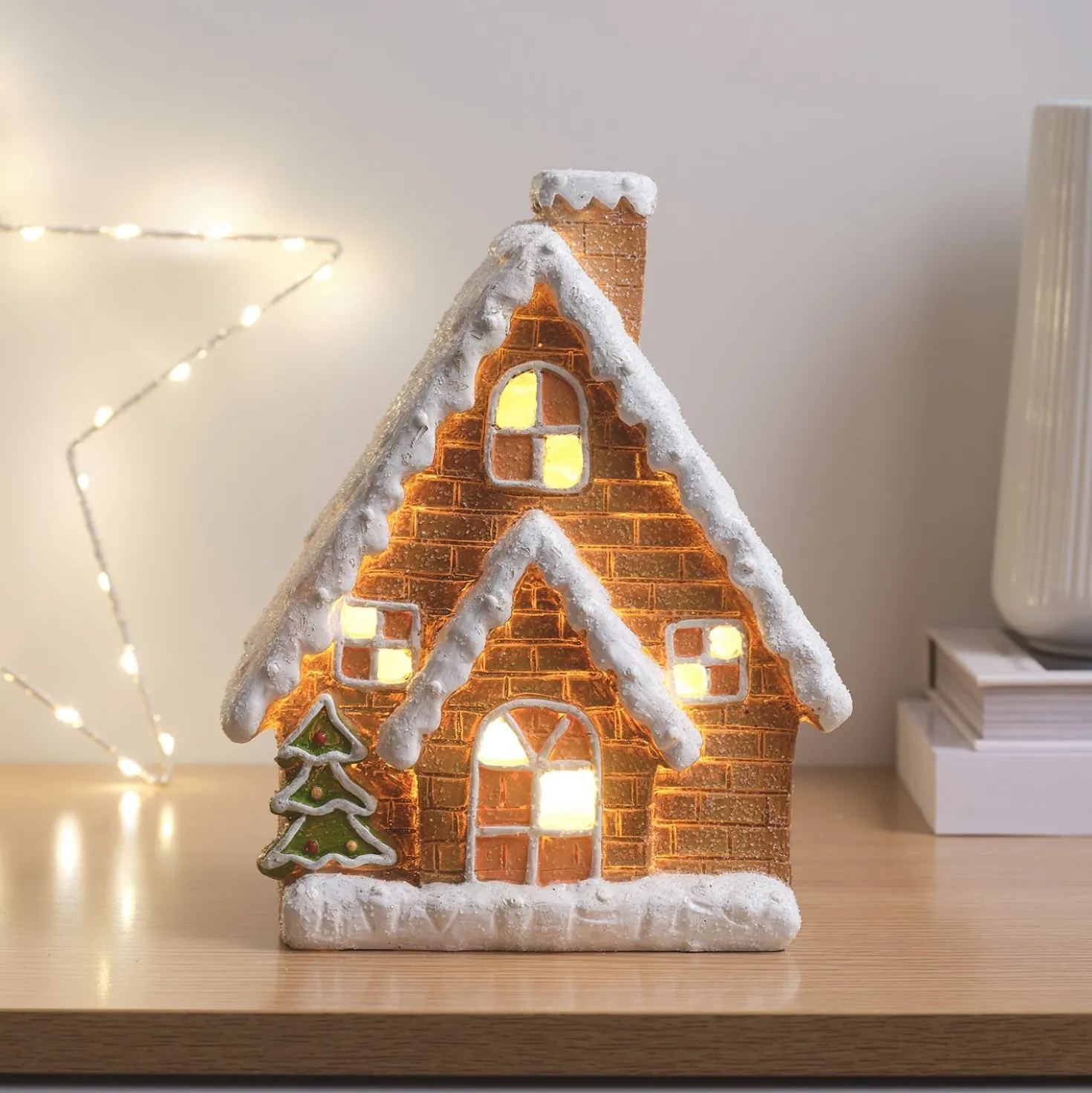 Leuchtende Häuschen & Lichterkette mit Lebkuchenmännchen