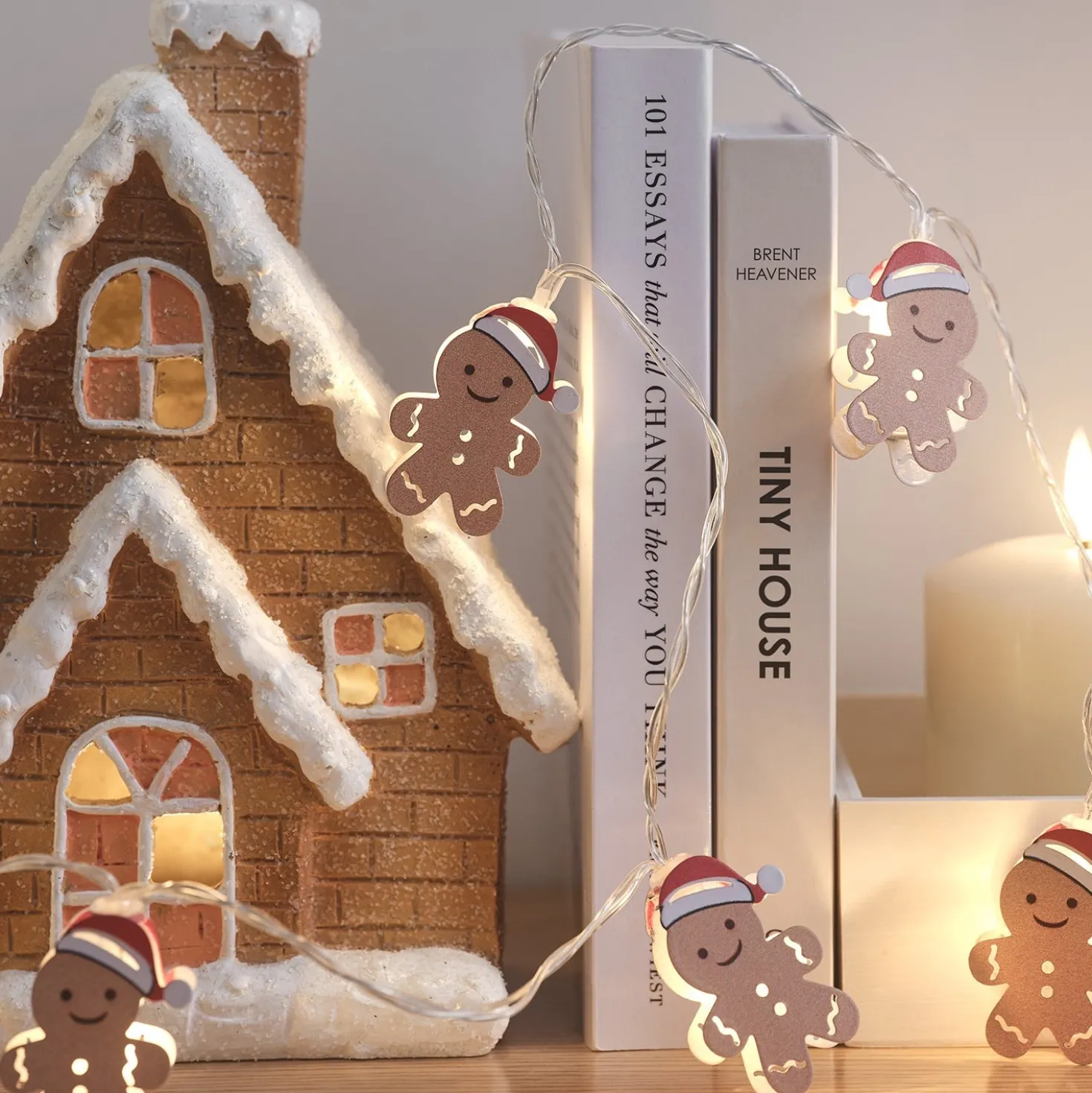 Leuchtende Häuschen & Lichterkette mit Lebkuchenmännchen
