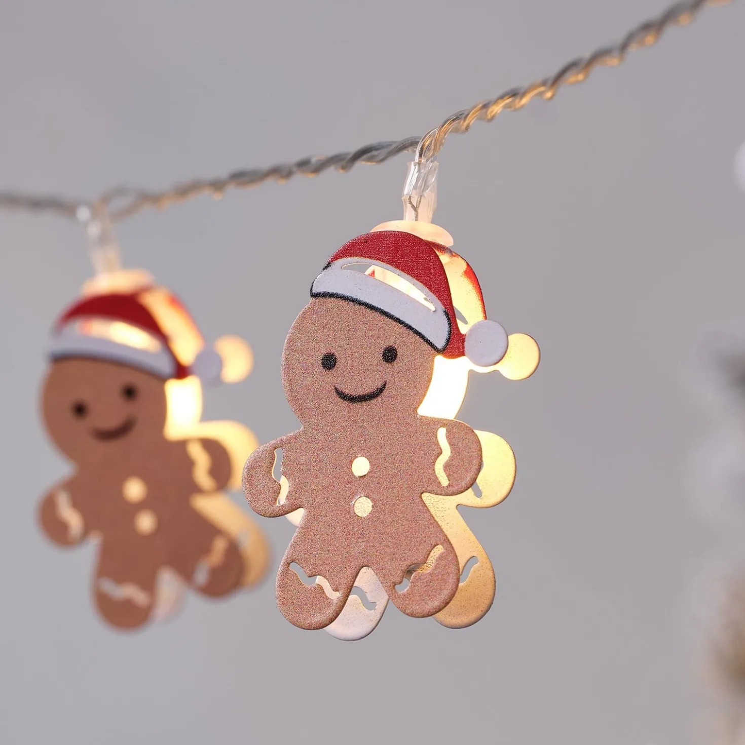 Leuchtende Häuschen & Lichterkette mit Lebkuchenmännchen