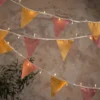 Lichterkette mit Frühlingsfähnchen