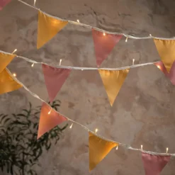 Lichterkette mit Frühlingsfähnchen