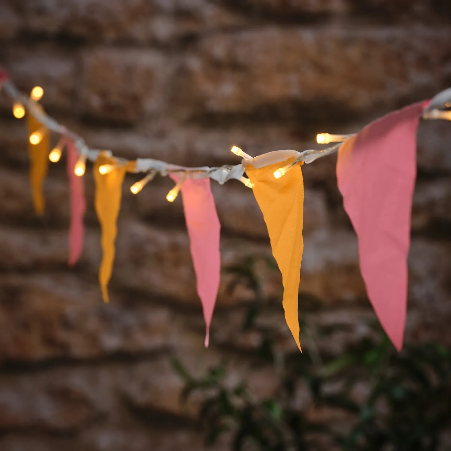 Lichterkette mit Frühlingsfähnchen