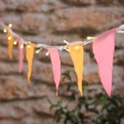 Lichterkette mit Frühlingsfähnchen