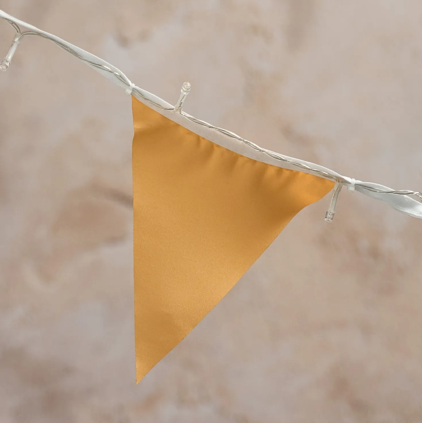 Lichterkette mit Frühlingsfähnchen