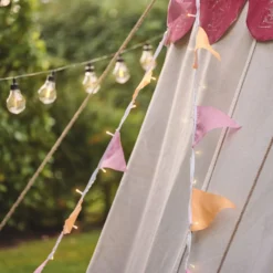 Lichterkette mit Frühlingsfähnchen