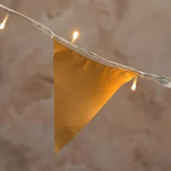 Lichterkette mit Frühlingsfähnchen
