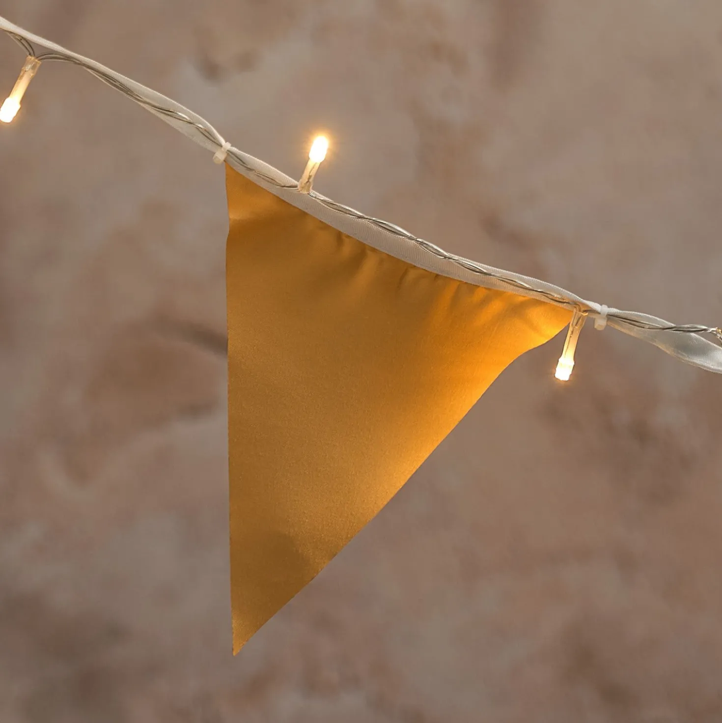 Lichterkette mit Frühlingsfähnchen
