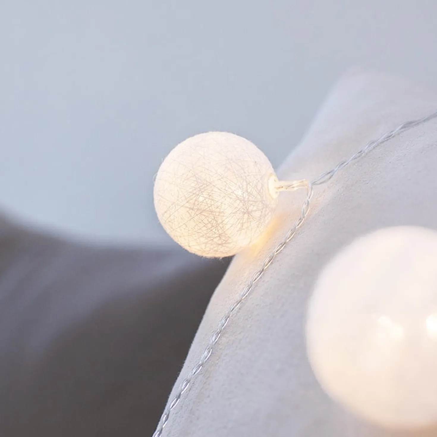 Lichterkette mit 20 warmweißen LED-Lampen in Baumwollkugeln