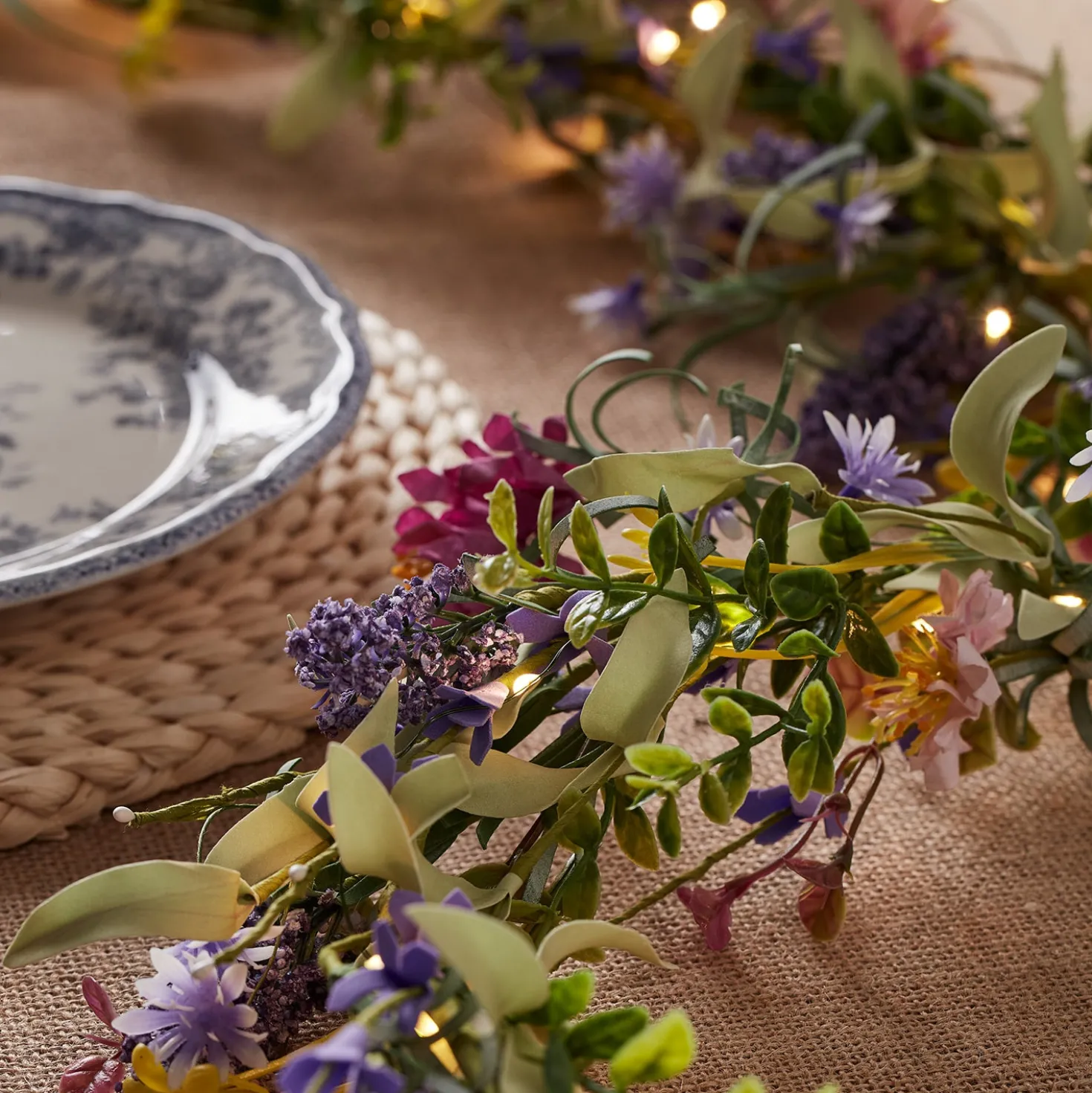1,5m Frühlingsgirlande Lavendel und Blumen mit Beleuchtung