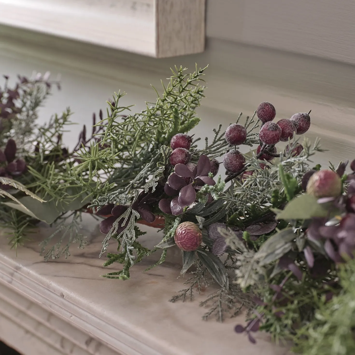 1,8m Girlande mit lila Beeren beleuchtet