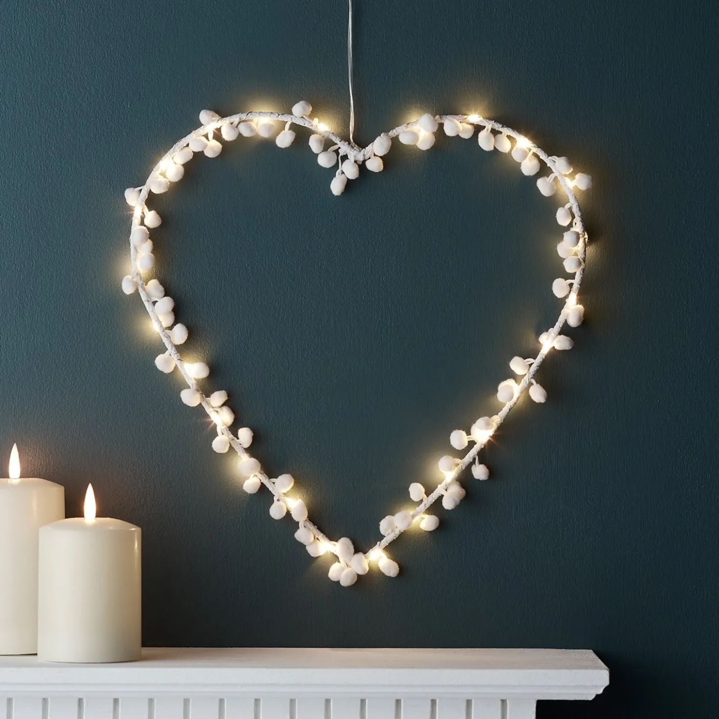 Micro LED Herz mit weißen Pompons