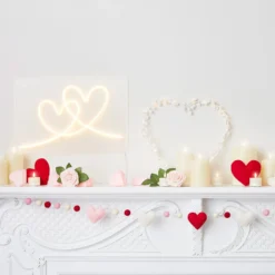 Micro LED Herz mit weißen Pompons