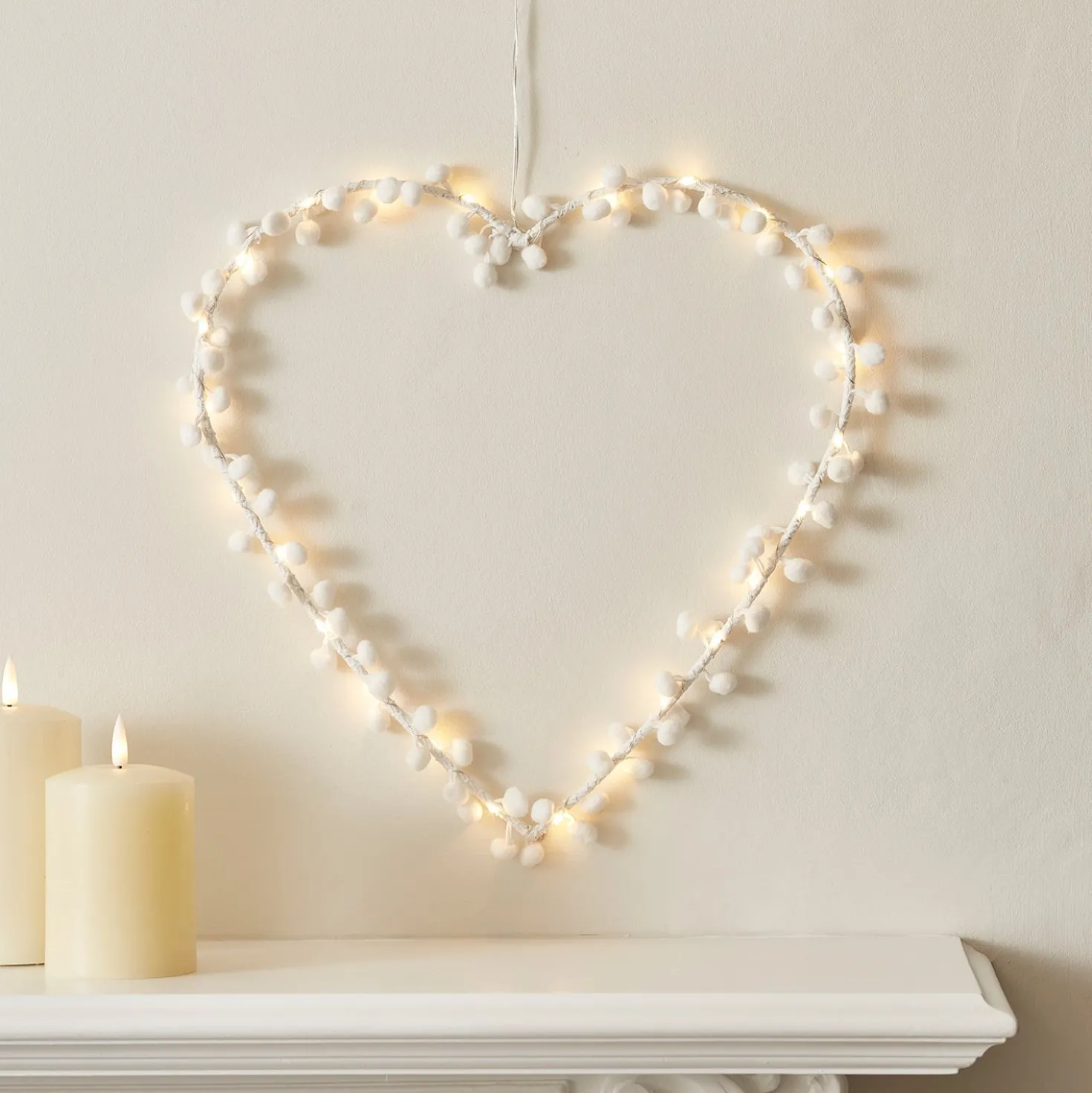 Micro LED Herz mit weißen Pompons