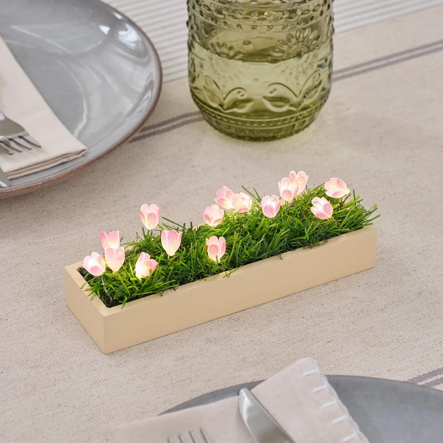 Mini LED-Tulpen Tischdeko auf Holzsockel in Rosa