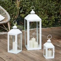 Mittelgroße Perth Metall Laterne weiß mit TruGlow® Outdoor Kerze mit Fernbedienung