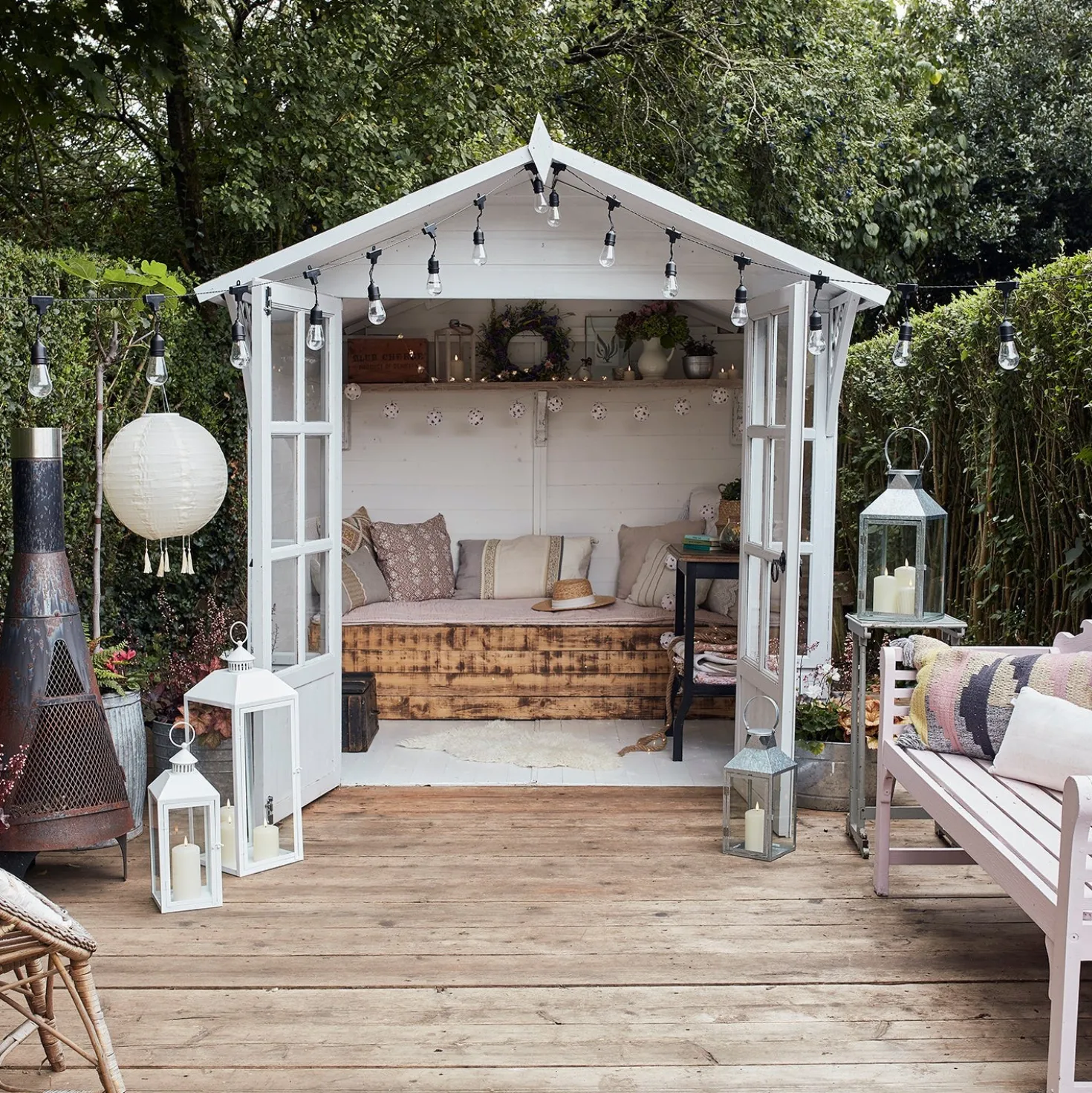Mittelgroße Perth Metall Laterne weiß mit TruGlow® Outdoor Kerze mit Fernbedienung