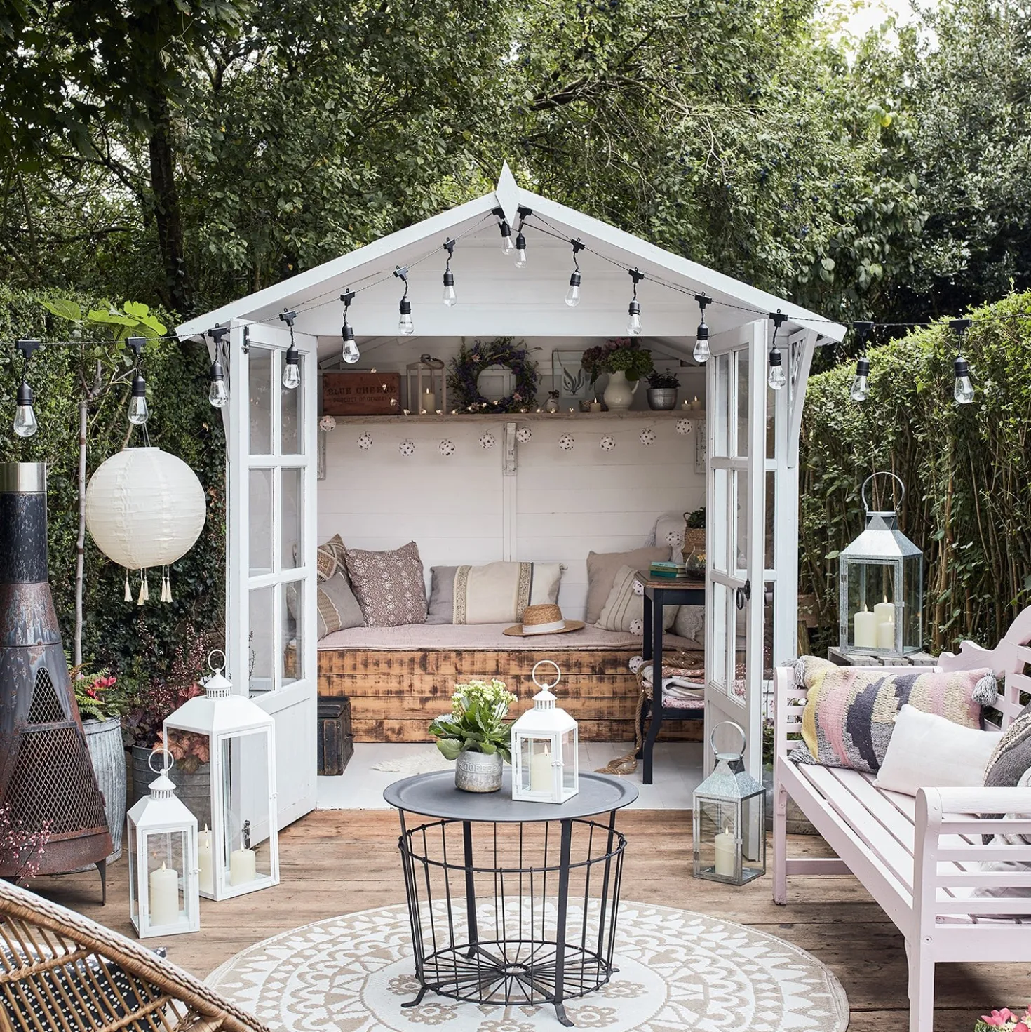 Mittelgroße Perth Metall Laterne weiß mit TruGlow® Outdoor Kerze mit Fernbedienung
