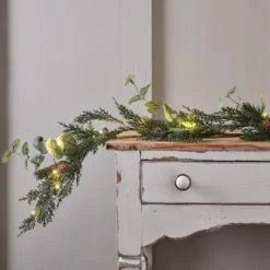 1,5m Weihnachtsgirlande Beeren und Tannenzapfen mit Micro Lichterkette