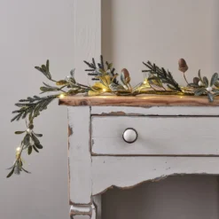 1,5m Weihnachtsgirlande Eicheln und weiße Beeren mit Micro Lichterkette