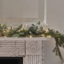 1,5m Weihnachtsgirlande Eukalyptus und weiße Beeren mit Beleuchtung