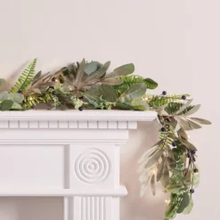 1,5m Weihnachtsgirlande mit blauen Beeren und Micro Lichterkette
