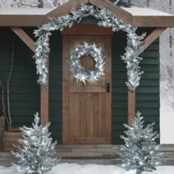 Outdoor Weihnachtsdeko-Set verschneiter Kranz, Girlande und Weihnachtsbaum Stableuchten