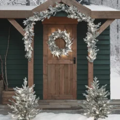 Outdoor Weihnachtsdeko-Set verschneiter Kranz, Girlande und Weihnachtsbaum Stableuchten