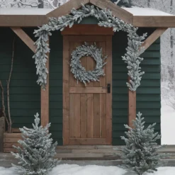 Outdoor Weihnachtsdeko-Set verschneiter Kranz, Girlande und Weihnachtsbaum Stableuchten