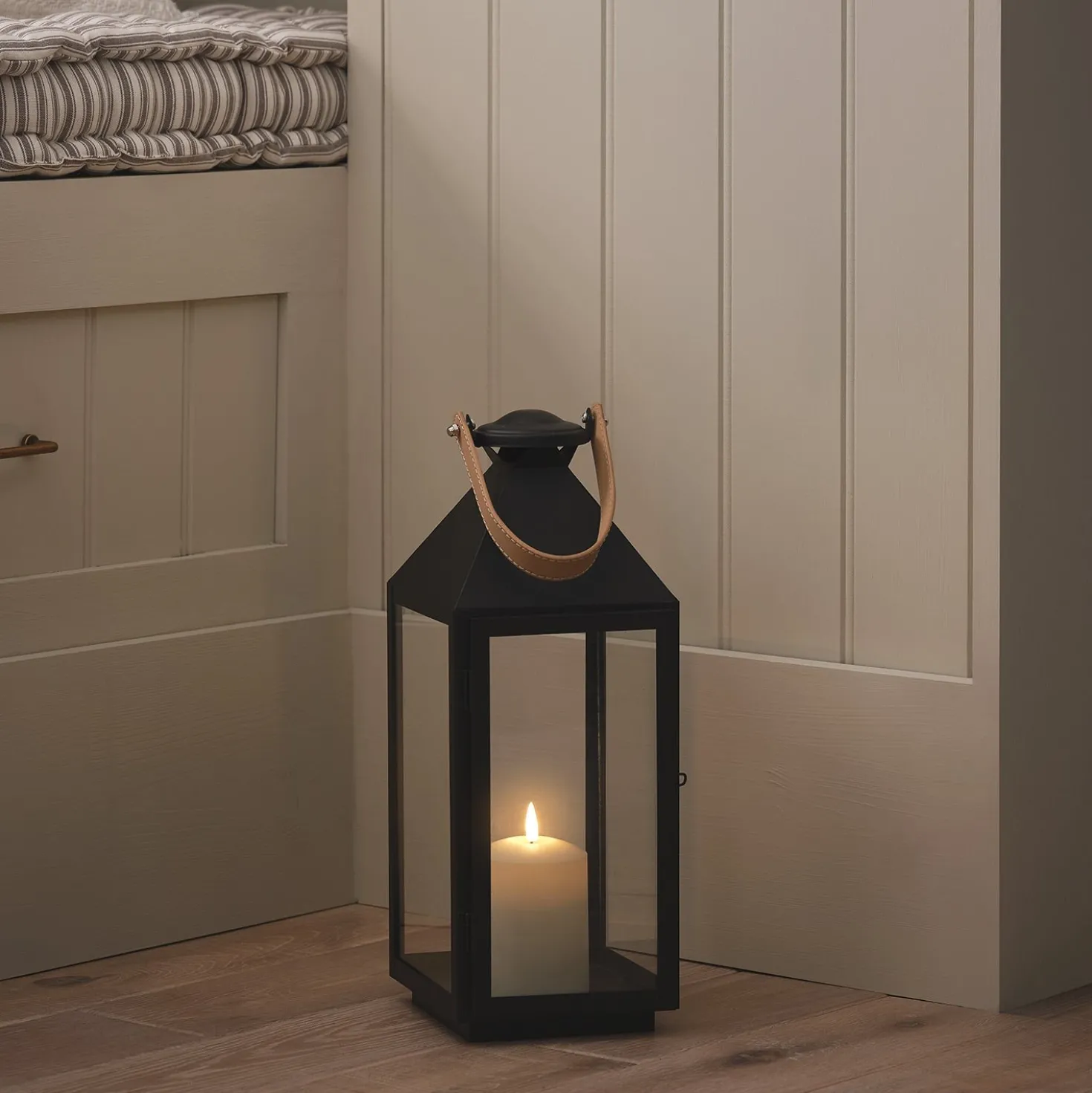 Schwarze "Brixham" TruGlow® LED-Laterne mit Griff in Lederoptik