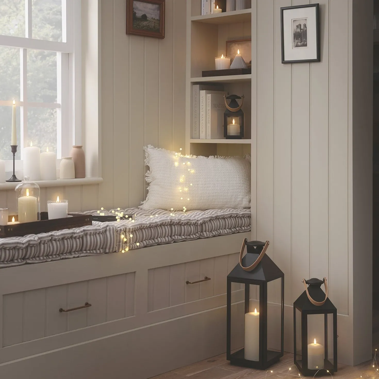 Schwarze "Brixham" TruGlow® LED-Laterne mit Griff in Lederoptik