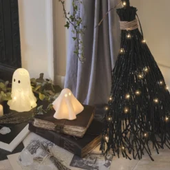 Schwarze LED-Hexenbesen-Deko mit Timer für den Außenbereich