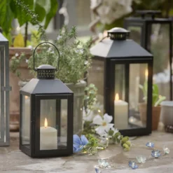 Schwarze "Seaton" Laterne mit TruGlow® LED‑Kerze & Fernbedienung