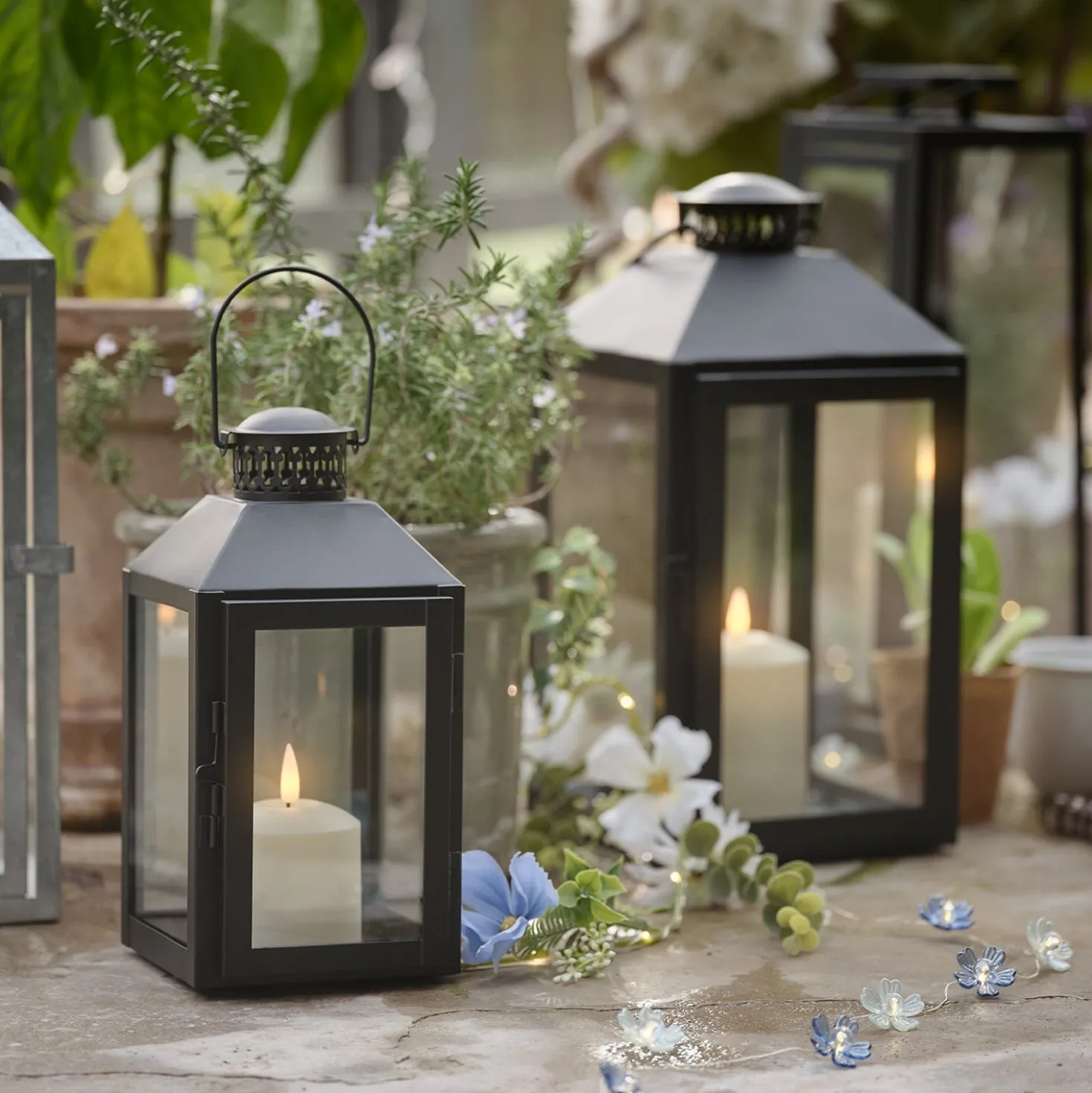 Schwarze "Seaton" Laterne mit TruGlow® LED‑Kerze & Fernbedienung