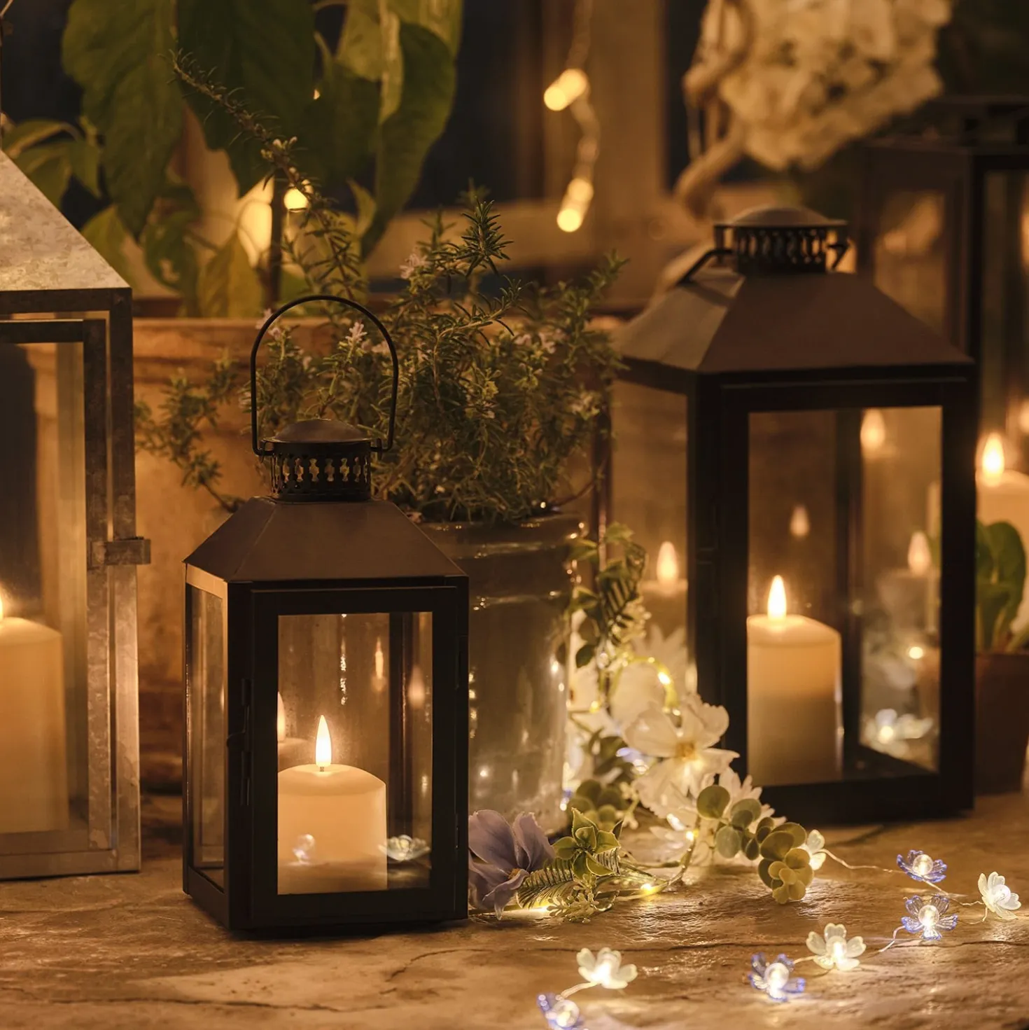 Schwarze "Seaton" Laterne mit TruGlow® LED‑Kerze & Fernbedienung
