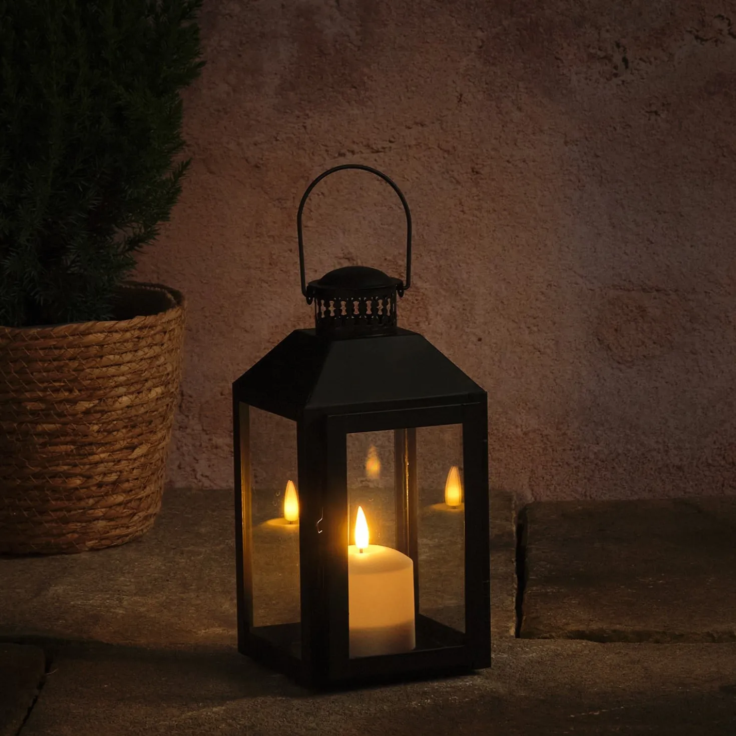 Schwarze "Seaton" Laterne mit TruGlow® LED‑Kerze & Fernbedienung