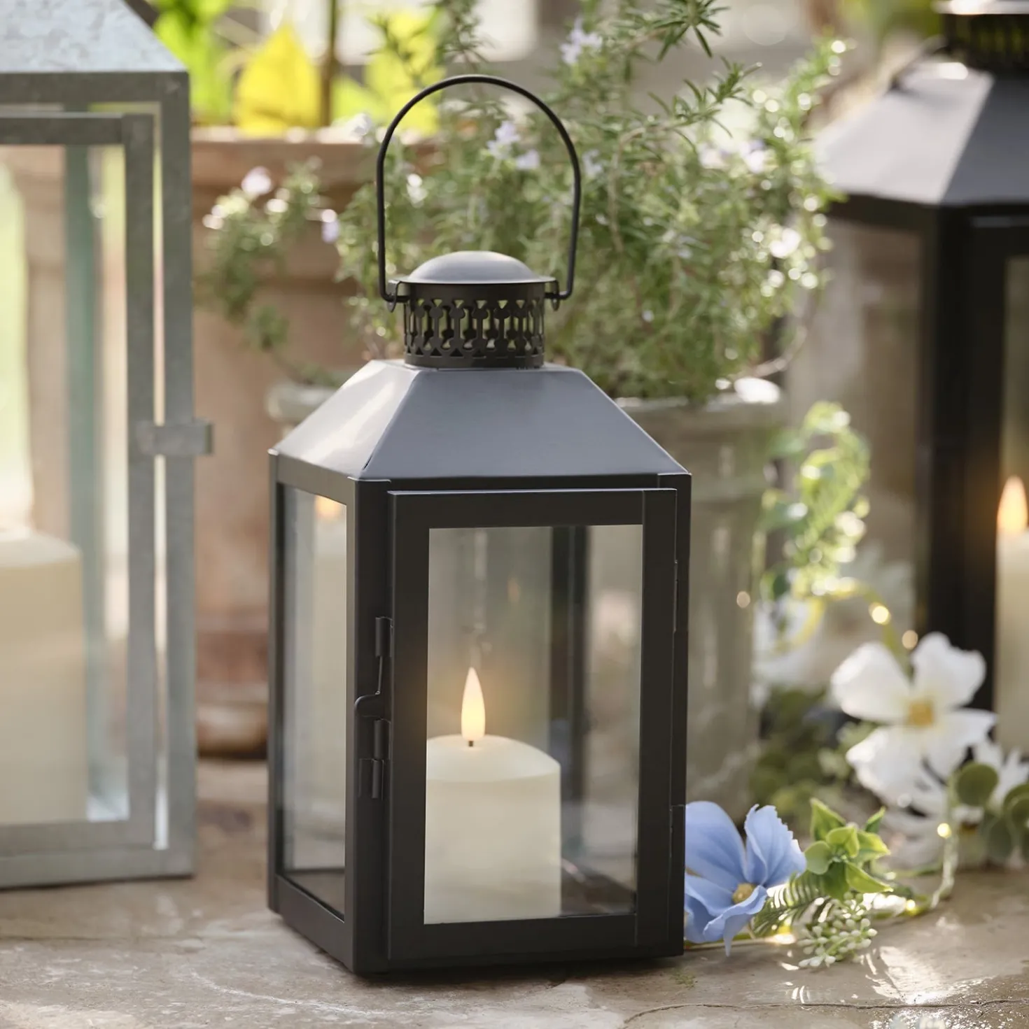 Schwarze "Seaton" Laterne mit TruGlow® LED‑Kerze & Fernbedienung