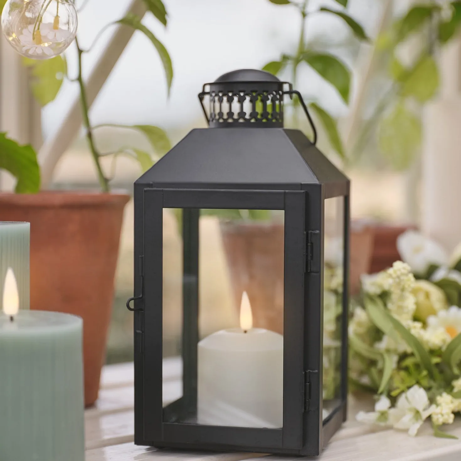 Schwarze "Seaton" Laterne mit TruGlow® LED‑Kerze & Fernbedienung
