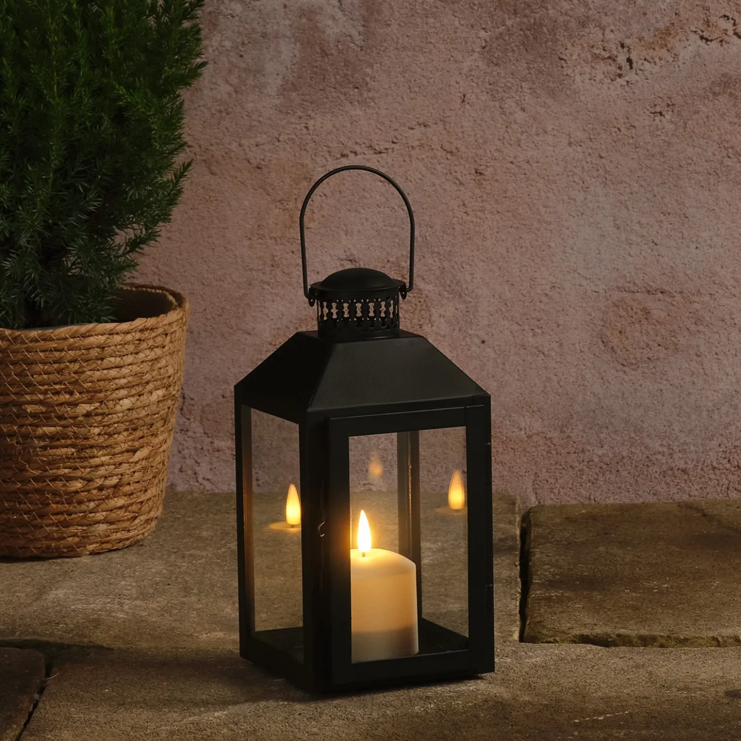 Schwarze "Seaton" Laterne mit TruGlow® LED‑Kerze & Fernbedienung