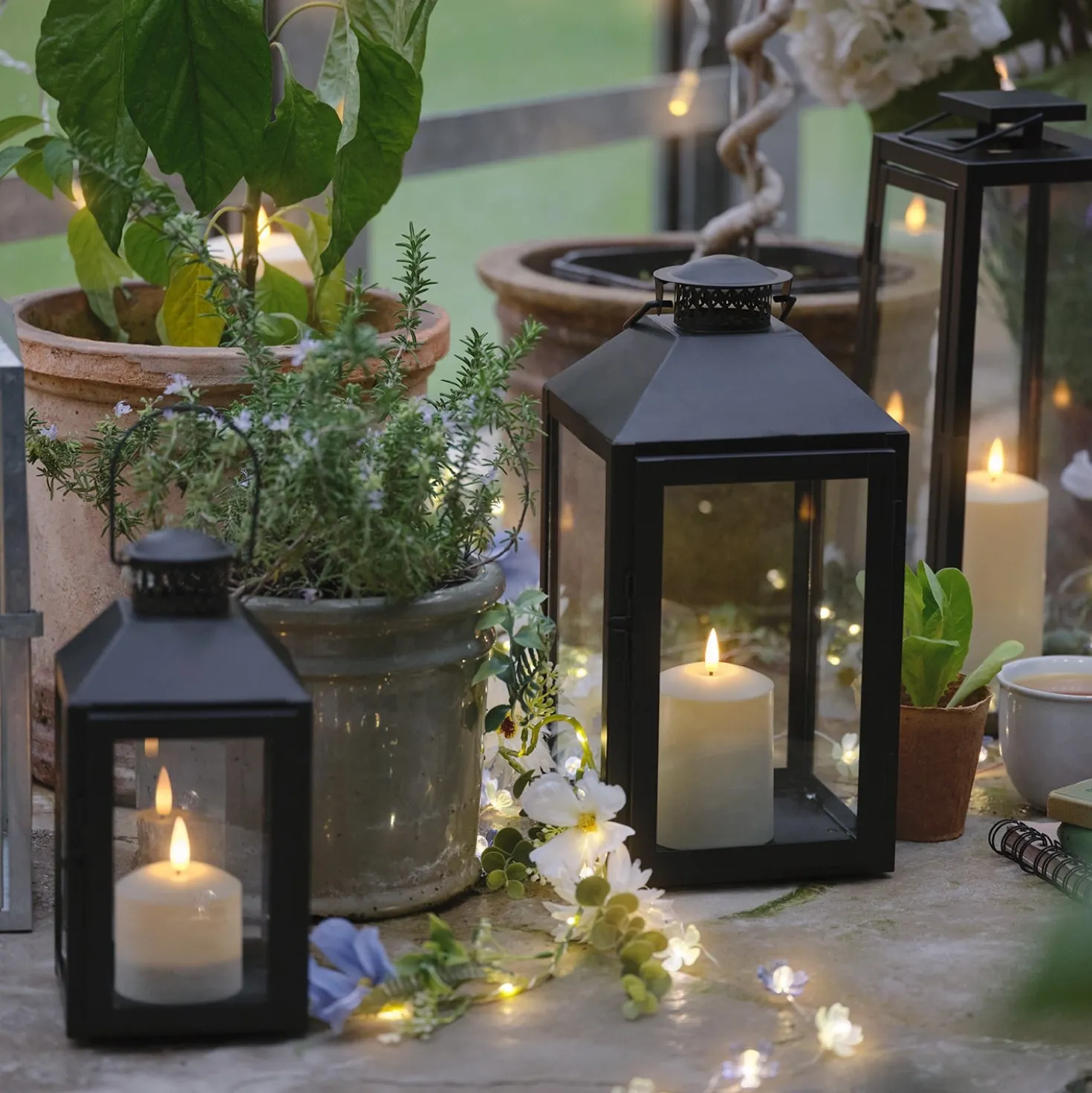 Schwarze "Seaton" Laterne mit TruGlow® LED‑Kerze & Fernbedienung