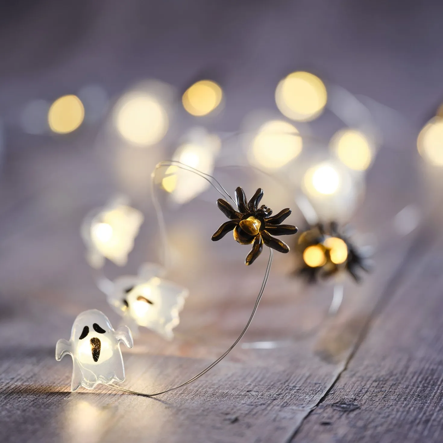 Set aus Glaskuppel & Mikro-LED-Lichterkette mit Geistern und Spinnen