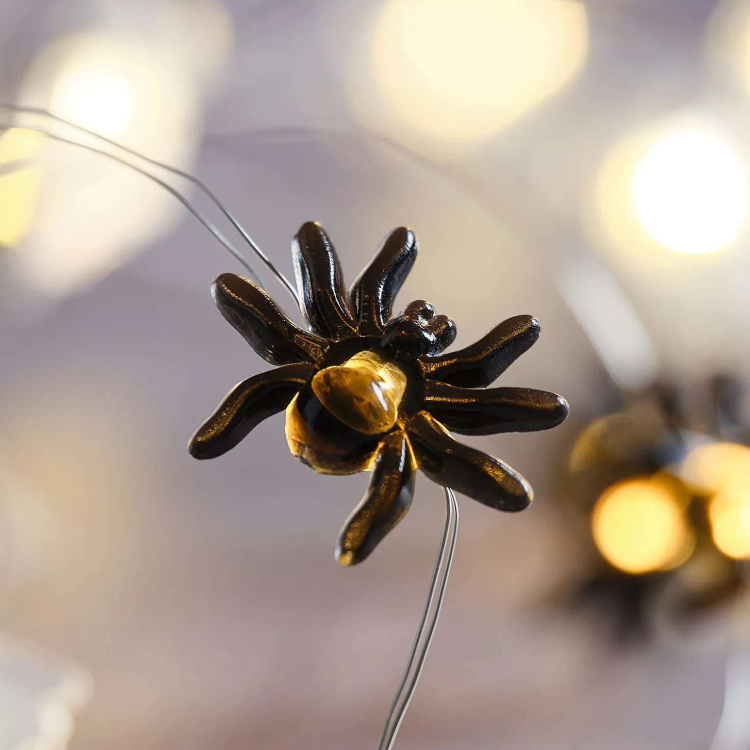 Set aus Glaskuppel & Mikro-LED-Lichterkette mit Geistern und Spinnen